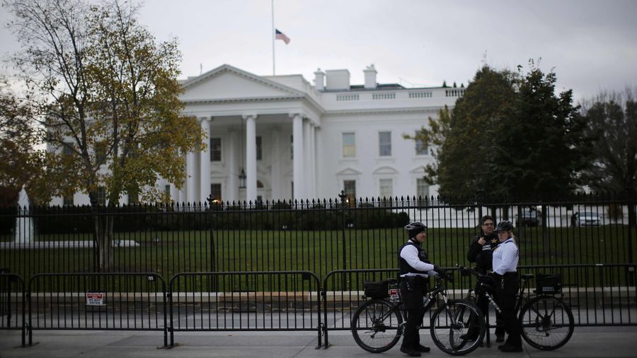 Uniformed U.S. Secret Service officers keep watch outside the White House in Washington, November 17, 2015. REUTERS/Carlos Barria