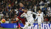 Skuat Barcelona membungkam publik Santiago Bernabeu setelah menekuk tim tuan rumah, Real Madrid empat gol tanpa balas, 21 November 2015. Empat gol Barcelona dalam ajang el clasico itu dicetak Luis Suarez (2), Neymar, dan Andres Iniesta. (Reuters / Sergio Perez)