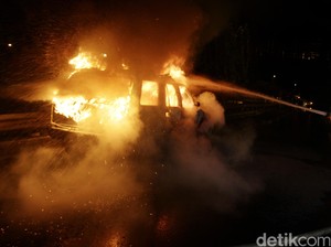 Video Mobil Terbakar di Area Parkir TIS Square Tebet, Asap Membubung Tinggi