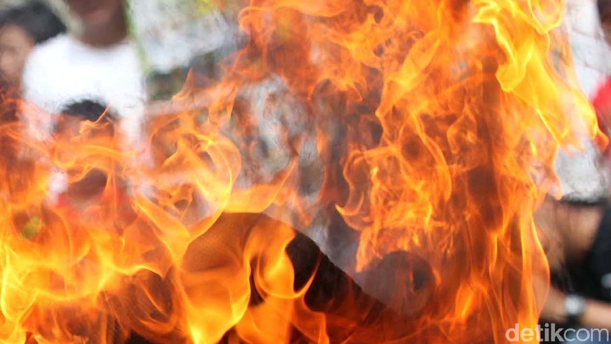 4 Mobil Terbakar di Parkiran TIS Square Tebet — NadiKabar.com