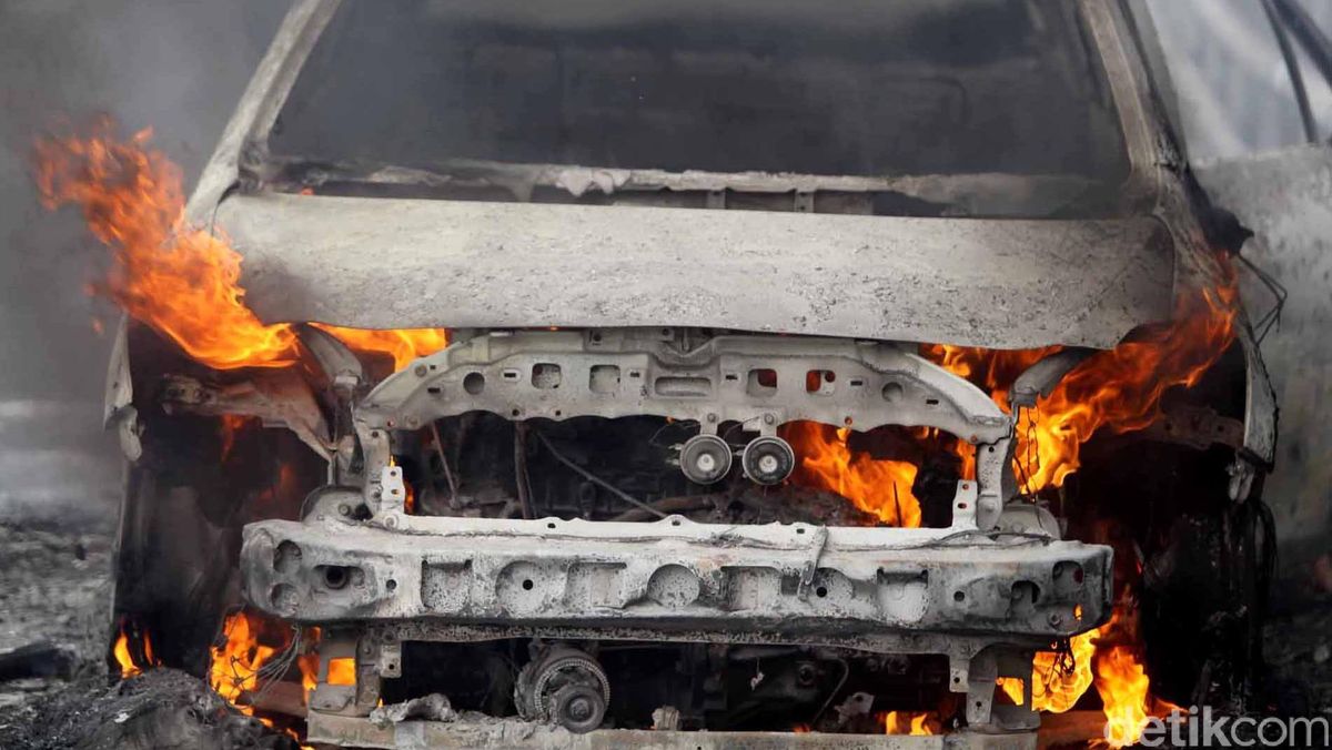 Mobil Jeep Terbakar di Parkiran Mal Jaksel, Diduga karena Bocor Selang Bensin — NadiKabar.com
