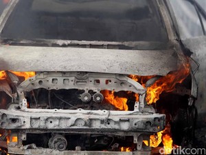 Mobil Jip Terbakar di Parkiran Mal Jaksel, Diduga karena Bocor Selang Bensin