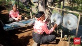 Para mama memainkan musik pengiring atraksi caci di Kampung Cecer, Manggarai Barat, NTT. (CNN Indonesia/Silvia Galikano)