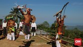 Penyerang dan penantang bermain dengan semangat sportivitas, pengorbanan, dan solidaritas yang jadi filosofi caci. (CNN Indonesia/Silvia Galikano)