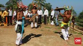 Caci adalah seni beladiri khas Manggarai, NTT. Dimainkan pria berusia 17 hingga 60 tahun. (CNN Indonesia/Silvia Galikano)