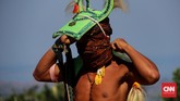 Pemain caci membebat kepala dengan sappu untuk melindungi muka dari sabetan pecut. (CNN Indonesia/Silvia Galikano)