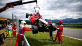 Pebalap Ferrari Kimi Raikkonen juga mengalami musim yang kurang menggembirakan dengan beberapa kali gagal finis. (Getty Images/Dan Istitene)