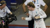 Pebalap Mercedes Nico Rosberg merayakan kemenangannya dalam seri grand prix F1 di sirkuit Yas Marina, Abu Dhabi. Kemenangan di Abu Dhabi merupakan kemenangan ketiga secara beruntun Rosberg dalam tiga seri terakhir musim balap 2015. (REUTERS/Hamad I Mohammed)