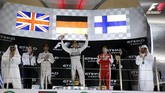 Pebalap Mercedes Nico Rosberg (tengah) merayakan kemenangan dirinya di atas podium pertama seri grand prix Formula 1 (F1) di sirkuit Yas Marina, Abu Dhabi, 29 November 2015. (REUTERS/Roula Rouhana)