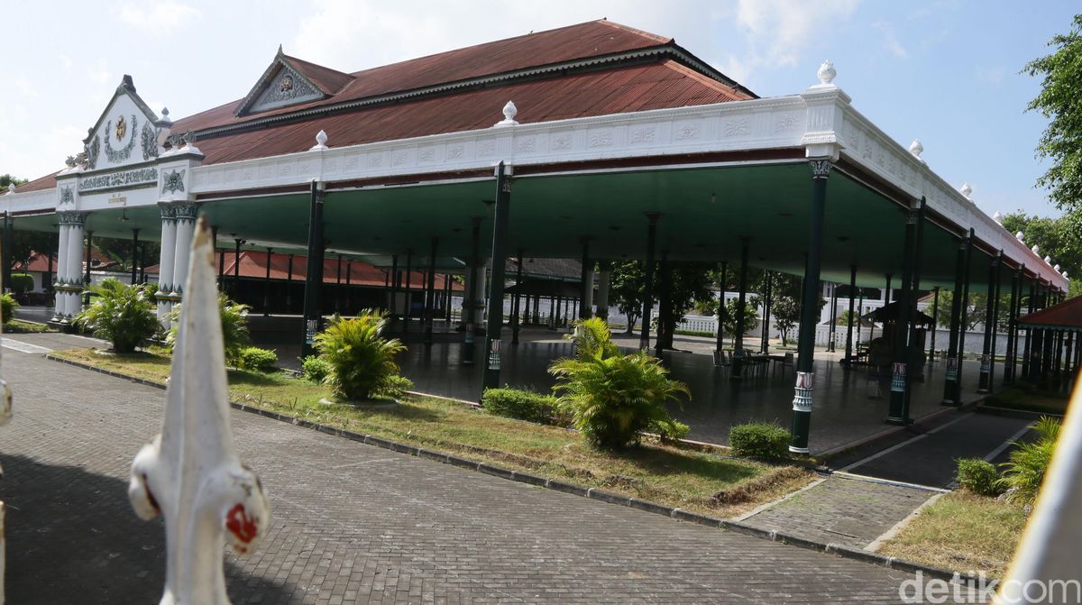 Garebeg Mulud Tanpa Gunungan, Keraton Jogja Bagikan Rengginang ke Abdi Dalem