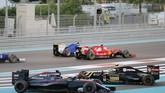Pebalap McLaren Fernando Alonso dan pebalap Lotus Pastor Maldonado bersinggungan sehingga keluar jalur pada tikungan pertama di sirkuit Yas Marina, Abu Dhabi. Semenjak keluar dari tim Ferrari, sepanjang musim ini Alonso mengalami masa balapan yang mengerikan. (REUTERS/Hamad I Mohammed)