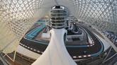 Pebalap Mercedes Nico Rosberg di tikungan pertama sirkuit Yas Marina, Abu Dhabi. (REUTERS/Thaier Al-Sudani)