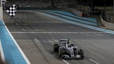 Pebalap Mercedes Nico Rosberg melintasi garis finis. Ia finis di urutan pertama setelah melalap 55 lap dalam waktu satu jam, 38 menit, dan 30,175 detik. (REUTERS/Hamad I Mohammed)