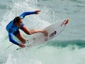 Perempuan Hawaii Jadi Penakluk Dunia Selancar Lagi