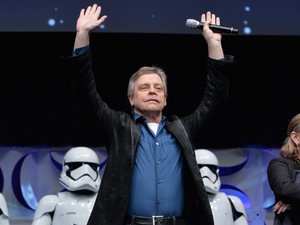Mark Hamill Serahkan Lightsaber ke Ryan Gosling: Masa Gue Udah Lewat