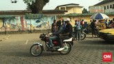 Seperti kehidupan masyarakat pada umumnya, penduduk Kamerun juga melakukan berbagai aktivitas lainnya seperti pergi ke sekolah, berkendara ke berbagai tempat. (Foto: CNN Indonesia/Christina Andika Setyanti)