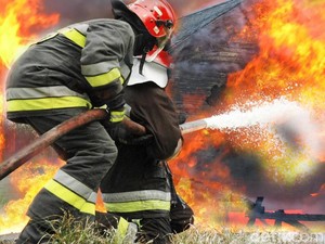 Papan Billboard di Gedung Sarinah Terbakar, Kini Api Sudah Padam