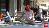 Sayangnya, tidak seluruh trotoar di Cikini yang dihiasi mural. Alasannya karena banyak trotoar sudah dalam keadaan rusak sehingga sulit dihias dengan cat. (CNN Indonesia/Adhi Wicaksono)