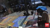 Terlebih para mahasiswa IKJ menggunakan warna-warna yang mencolok dan menarik perhatian. (CNN Indonesia/Adhi Wicaksono)