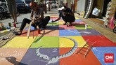 Motif dan bentuknya pun beragam. Ada yang melukis bunga-bunga bersulur, batik, hingga permainan tradisional seperti ular tangga dan congklak. (CNN Indonesia/Adhi Wicaksono)
