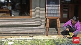 Berbekal kuas dan cat, mereka menggambar di atas jalur pejalan kaki di Cikini. Mulai dari Kantor Pos ke arah Taman Ismail Marzuki. (CNN Indonesia/Adhi Wicaksono)