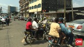 Sama seperti di Jakarta, penduduk Kamerun juga sering mengendarai sepeda motor bertiga. Tapi bedanya, tak akan ada polisi yang menilang pengendara Kamerun. (Foto: CNN Indonesia/Christina Andhika Setyanti)