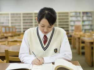 15 Contoh Soal US Fisika Kelas 12 SMA Kurikulum Merdeka Plus Pembahasannya