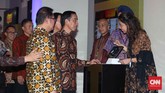 Jokowi juga menuliskan pesan dalam bentuk papan digital agar 4G LTE bisa melakukan revolusi digital untuk merevolusi ekonomi. Foto: CNN Indonesia/Safir Makki