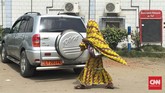 Negara ini memiliki suhu udara yang panas dan cukup berdebu. Oleh karenanya tak jarang penduduknya memakai kain busana dan kain panjang untuk melindungi tubuh dari panas dan debu. (Foto: CNN Indonesia/Christina Andhika Setyanti)