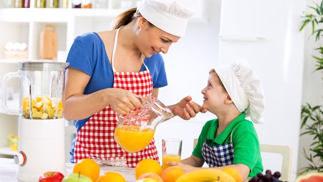 Empat 'Peraturan' Sebelum Ajak Anak Masak