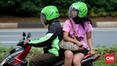 Penumpang perempuan tetap memanfaatkan GrabBike untuk menuju tempat tujuan. Pada Jumat siang, 18 Desember 2015, Menteri Perhubungan Ignasius Jonan akhirnya membatalkan larangan itu dan memberi izin sementara kepada layanan ojek online untuk terus beroperasi guna mengisi kesenjangan transportasi. Foto: CNN Indonesia/Safir Makki