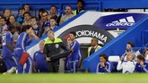 Dokter tim Chelsea Eva Carneiro (kedua dari kiri) berjalan menuju lorong, sementara Jose Mourinho memberi kode kepadanya. Perseteruan Mourinho dengan Carneiro pada 9 Agustus 2015 diduga menjadi titik awal buruknya Chelsea separuh musim ini. (Reuters / Andrew Couldridg)