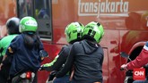 Mitra pengemudi Gojek dan GrabBike tetap mengangkut penumpang pada Jumat, 18 November 2015, walau Kemenhub mengeluarkan Surat Pemberitahuan Nomor UM.3012/1/21/Phb/2015 tanggal 9 November 2015 yang melarang layanan motor atau mobil pribadi sebagai angkutan orang atau umum beroperasi di Indonesia. Foto: CNN Indonesia/Safir Makki