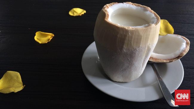 6 Manfaat Minum Air Kelapa di Pagi Hari