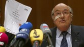 Nasib Sepp Blatter sebagai presiden FIFA berakhir sebelum waktunya ia memutuskan mundur pada Februari tahun depan. Pasalnya, Komite Etik FIFA memutuskan mengasingkan Blatter dari sepak bola dan kegiatan terkait selama delapan tahun. (REUTERS/Arnd Wiegmann)