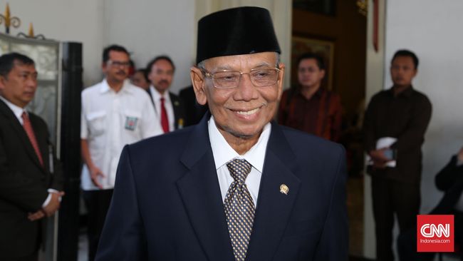 Hasyim Muzadi, Politik, dan Pendidikan Moderat
