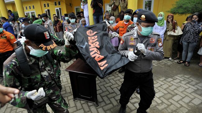 Ambulans Pengantar Jenazah Korban KM Marina Disiagakan