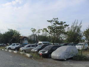 8 Tips Merawat Mobil Tanpa Garasi yang Kena Panas dan Hujan
