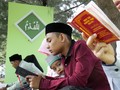 Warga Aceh Berzikir di Kuburan Massal Korban Tsunami