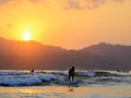 Keindahan Berolahraga Selancar di Pulau Merah