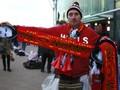 Syal MU dengan Tulisan Mourinho Beredar di Old Trafford