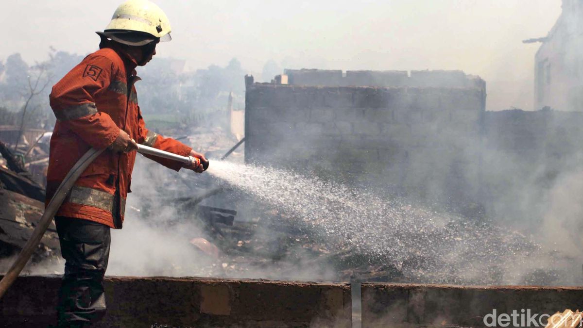 110 Personel Damkar Dikerahkan Padamkan Kebakaran di Tamansari — NadiKabar.com