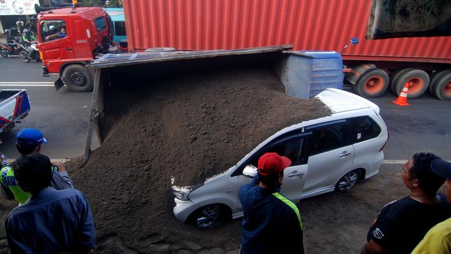 Polisi Periksa Sopir Truk Bermuatan Tanah Timpa Mobil