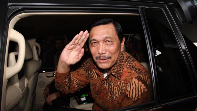 Menko Luhut Sambangi Tokoh Senior PPP Mbah Moen
