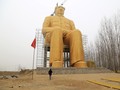 Patung Emas Raksasa Mao Zedong di China Dirobohkan