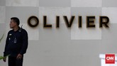 Olivier Cafe dijaga ketat petugas. Salah seorang pegawai di kafe itu mencicip setetes kopi Mirna, dan langsung merasa mual. Setengah jam kemudian, ia muntah. (CNN Indonesia/Safir Makki)