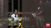 Baru satu sedot meminum es kopi Vietnamese, Mirna kejang-kejang. Ia dibawa ke klinik yang berada di mal Grand Indonesia, lalu dilarikan ke rumah sakit. Namun nyawanya tak tertolong. (CNN Indonesia/Safir Makki
