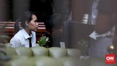 Mirna mendatangi Olivier Cafe untuk bertemu dua sahabatnya. Dia tiba belakangan, dan temannya yang memesankan es kopi Vietnamese untuknya. (CNN Indonesia/Safir Makki)