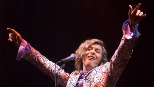 Tangisan untuk David Bowie di Panggung Fesyen