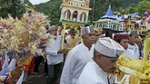 Berada di Tidore, Dita Alangkara membuat rangkaian foto yang menggambarkan kekhasan lokal: gunung, Islam dan sejarah. “Intinya, dengan berwisata di negeri sendiri, banyak sekali yang kita dapat,” katanya seraya memuji kesuksesan Kesultanan Tidore.